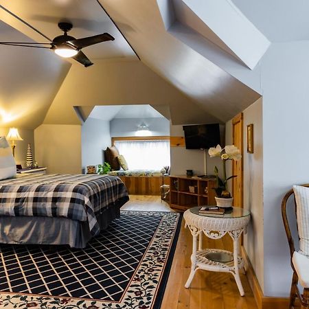 A Hidden Gem Bed And Breakfast Уиндзор Екстериор снимка